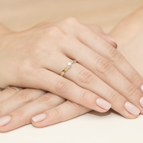 Przejdź do produktu Pierścionek zaręczynowy z żółtego złota z diamentem 0,08ct Fire Of Love 