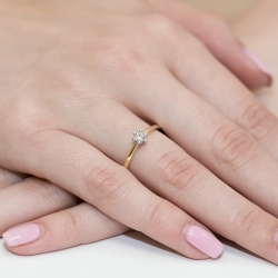 Pierścionek zaręczynowy z żółtego złota z diamentem 0,15ct Fire Of Love GW-256