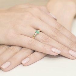 Pierścionek zaręczynowy z żółtego złota z szmaragdem i diamentami 0,08ct Fire Of Love BW-264-szmaragd