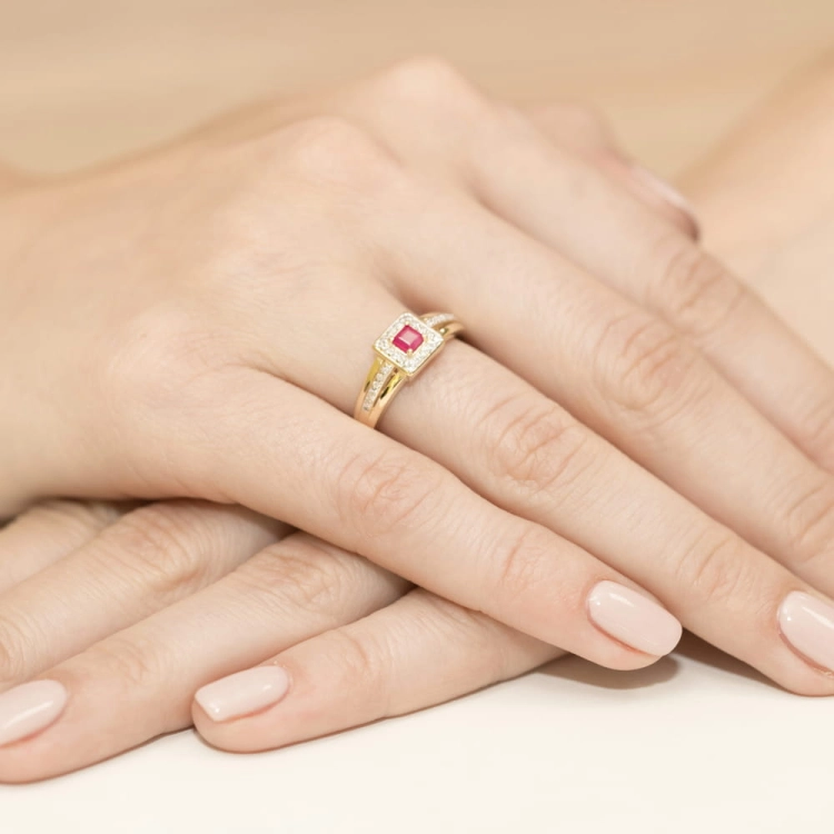 Pierścionek zaręczynowy z żółtego złota z rubinem i diamentami 0,14ct Fire Of Love BW-271-rubin