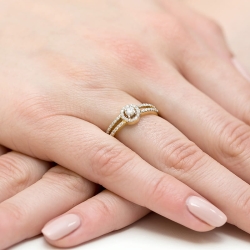 Pierścionek zaręczynowy z żółtego złota z diamentami 0,31ct Fire Of Love BW-272