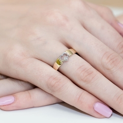 Pierścionek zaręczynowy z żółtego złota z diamentem 0,04ct Fire Of Love BW-276