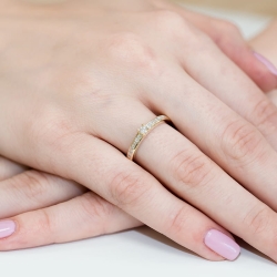 Pierścionek zaręczynowy z żółtego złota z diamentami 0,13ct Fire Of Love BW-288-0,13ct