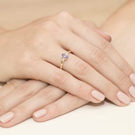 Przejdź do produktu Pierścionek zaręczynowy z żółtego złota z tanzanitem i diamentami 0,05ct Fire Of Love