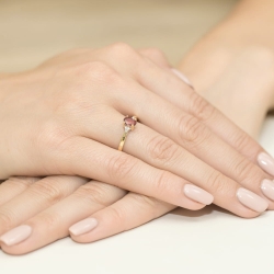 Pierścionek zaręczynowy z żółtego złota z rubinem i diamentami 0,05ct Fire Of Love BW-301-rubin