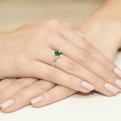 Pierścionek zaręczynowy z żółtego złota z szmaragdem i diamentami 0,05ct Fire Of Love BW-301-szmaragd