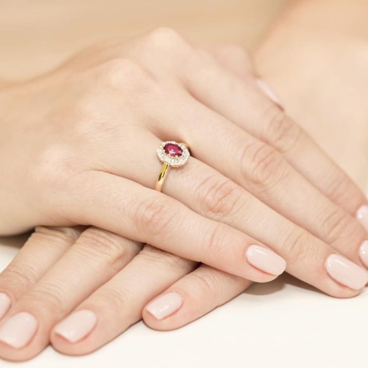 Pierścionek zaręczynowy z żółtego złota z rubinem i diamentami 0,07ct Fire Of Love BW-304-rubin