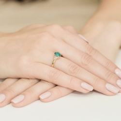 Pierścionek zaręczynowy z żółtego złota z szmaragdem i diamentami 0,05ct Fire Of Love  BW-308-szmaragd