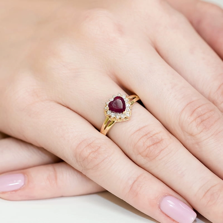 Pierścionek zaręczynowy z żółtego złota z rubinem i diamentami 0,12ct Fire Of Love BW-310