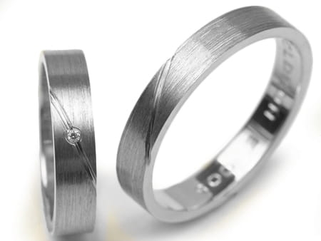 Obrączki ślubne z białego złota płaskie z cyrkonią 4mm Estetic E005-b