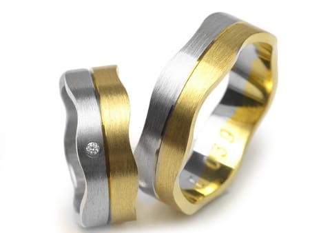 Przejdź do produktu Obrączki ślubne dwukolorowe płaskie z cyrkonią 6mm Estetic
