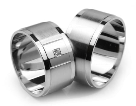 Obrączki ślubne z białego złota płaskie z cyrkonią 10mm Estetic  E164-b