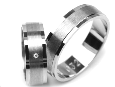 Obrączki ślubne z białego złota płaskie z fazą z cyrkonią 6mm Estetic E032-b