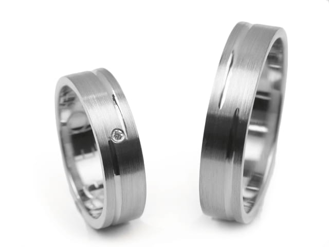 Obrączki ślubne z białego złota płaskie z cyrkonią 5mm Estetic E037-b