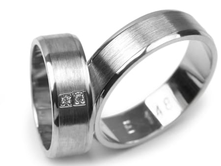 Obrączki ślubne z białego złota płaskie z cyrkoniami 6mm Estetic  E148-b