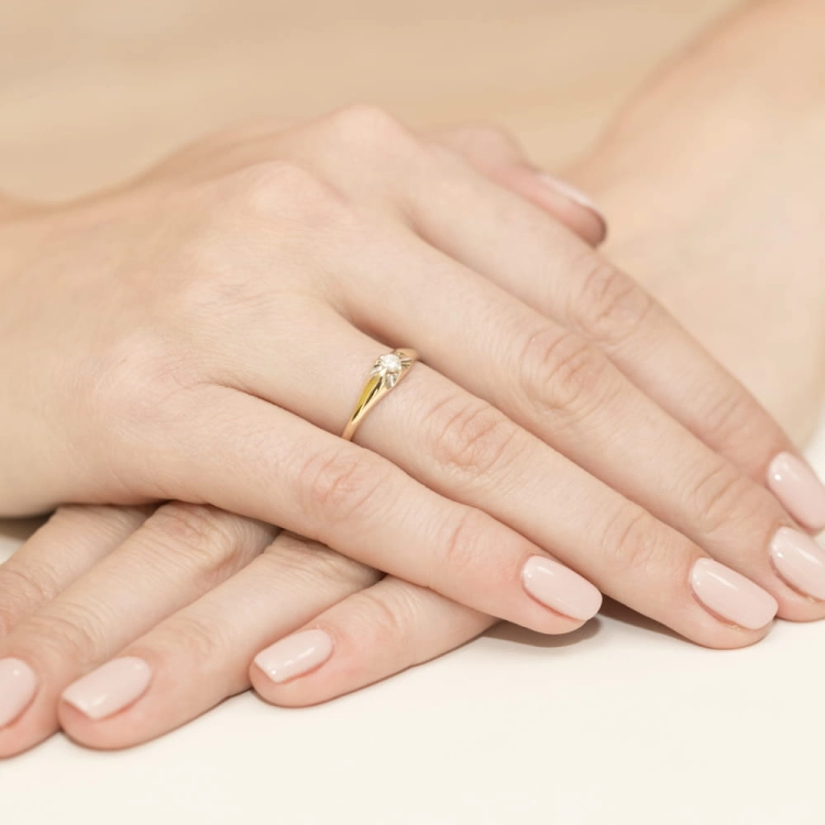 Pierścionek zaręczynowy z żółtego złota z diamentem 0,10ct Fire Of Love BW-331