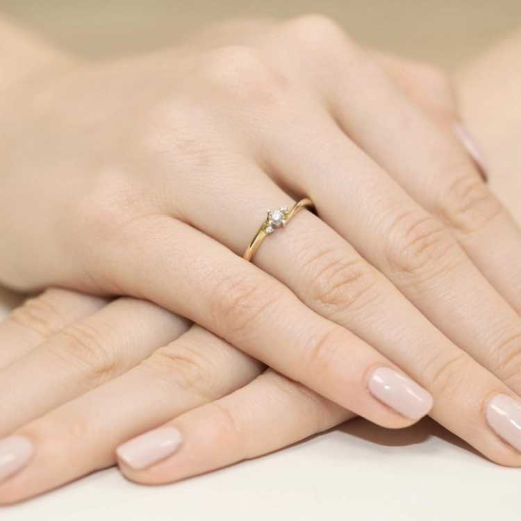 Pierścionek zaręczynowy z żółtego złota z diamentami 0,12ct Fire Of Love BW-346-0,12ct