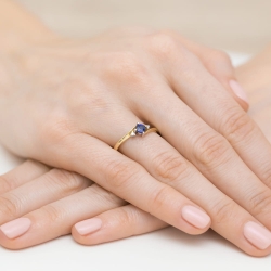 Pierścionek zaręczynowy z żółtego złota z szafirem i diamentami 0,03ct Fire Of Love BW-346-szafir
