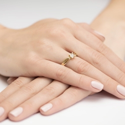 Pierścionek zaręczynowy z żółtego złota z diamentem 0,08ct Fire Of Love BW-360