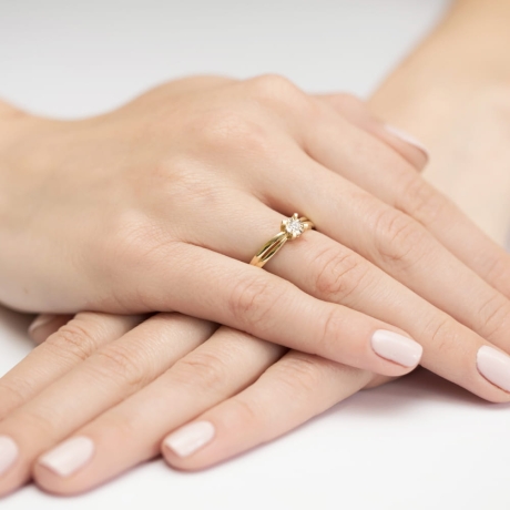 Przejdź do produktu Pierścionek zaręczynowy z żółtego złota z diamentem 0,08ct Fire Of Love