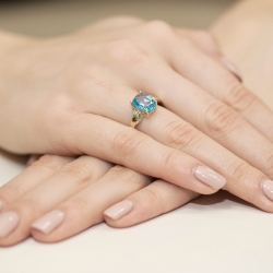 Pierścionek zaręczynowy z żółtego złota z topazem i diamentami 0,01ct Fire Of Love BW-400