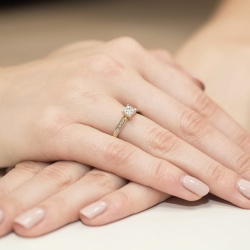 Pierścionek zaręczynowy z żółtego złota z diamentami 0,16ct Fire Of Love BW-402