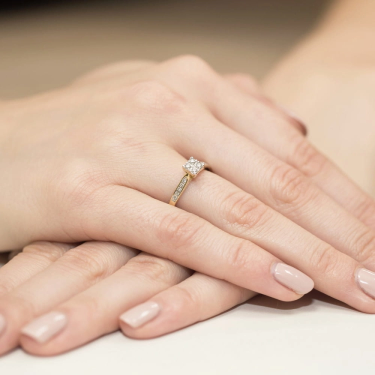 Pierścionek zaręczynowy z żółtego złota z diamentami 0,16ct Fire Of Love BW-402