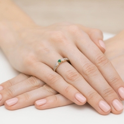Pierścionek zaręczynowy z żółtego złota z szmaragdem i diamentami 0,03ct Fire Of Love BW-411-Szmaragd