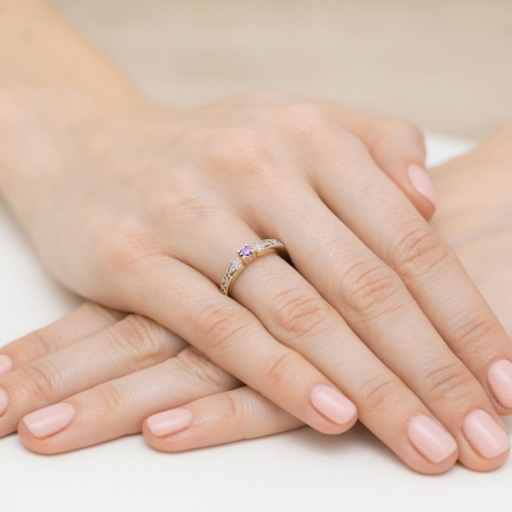 Przejdź do produktu Pierścionek zaręczynowy z żółtego złota z tanzanitem i diamentami 0,03ct Fire Of Love 