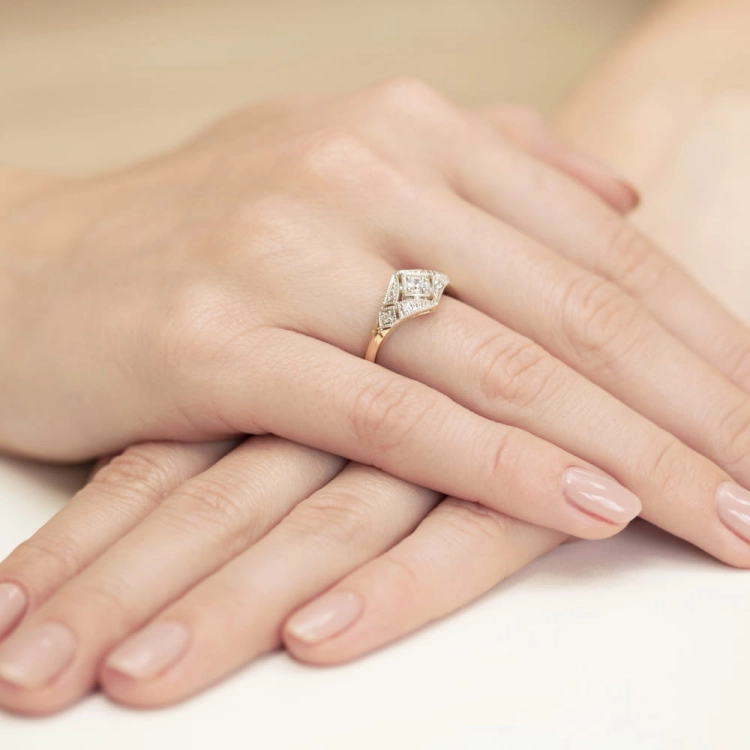 Pierścionek zaręczynowy z żółtego złota z diamentami 0,19ct Fire Of Love BW-412