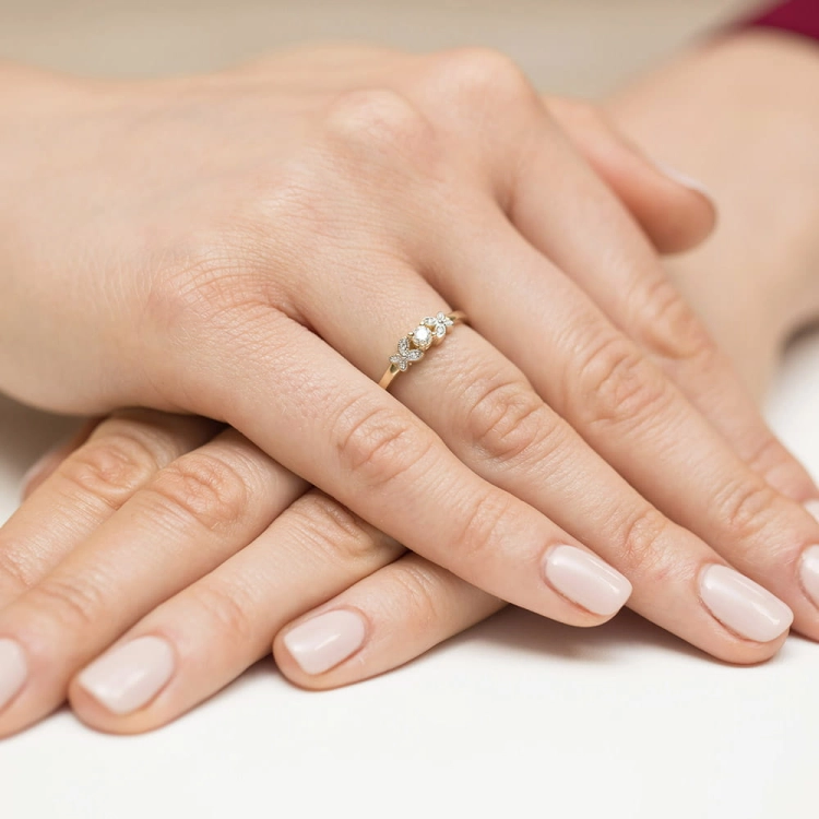 Pierścionek zaręczynowy z żółtego złota z diamentami 0,12ct Fire Of Love BW-414