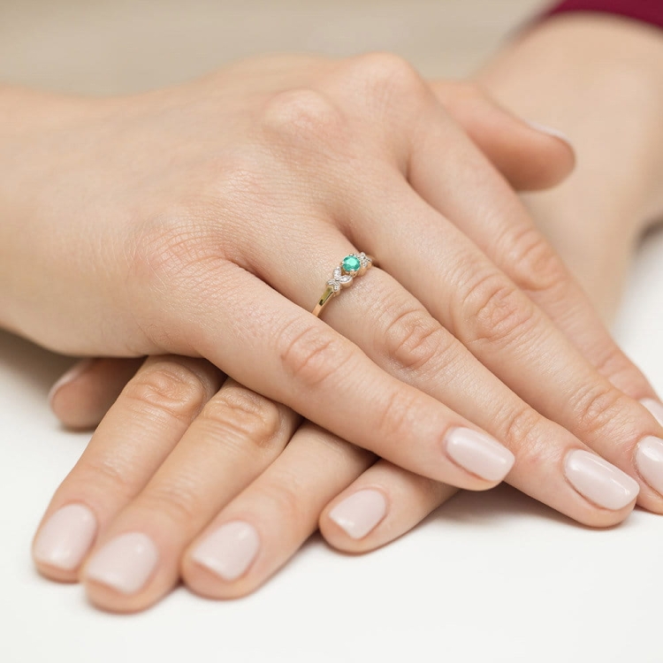Pierścionek zaręczynowy z żółtego złota z szmaragdem i diamentami 0,02ct Fire Of Love BW-414-szmaragd