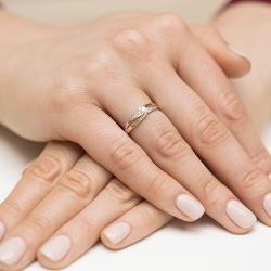 Pierścionek zaręczynowy z żółtego złota z diamentami 0,13ct Fire Of Love BW-415