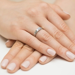 Pierścionek zaręczynowy z żółtego złota z diamentami 0,05ct Fire Of Love BW-417