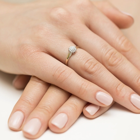 Przejdź do produktu Pierścionek zaręczynowy z żółtego złota z diamentami 0,11ct Fire Of Love 