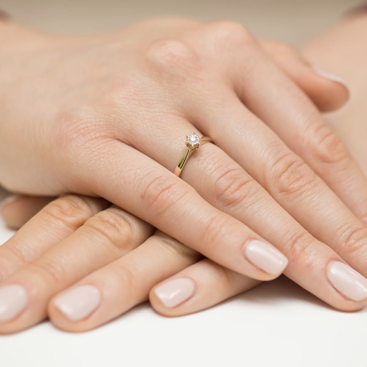 Pierścionek zaręczynowy z żółtego złota z diamentem 0,05ct Fire Of Love BW-426