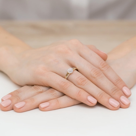 Przejdź do produktu Pierścionek zaręczynowy z żółtego złota z diamentami 0,18ct Fire Of Love 