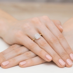 Pierścionek zaręczynowy z żółtego złota z diamentami 0,13ct Fire Of Love BW-448