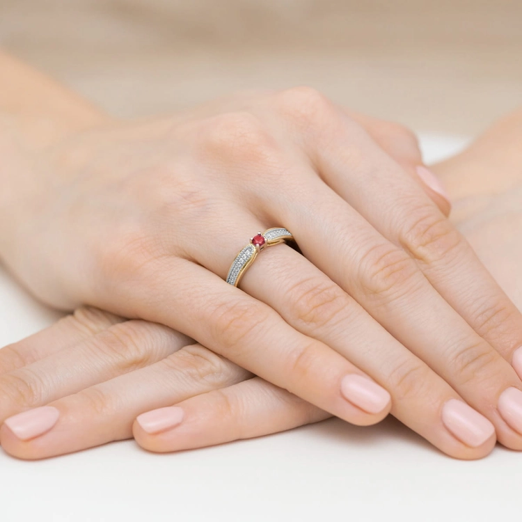 Pierścionek zaręczynowy z żółtego złota z rubinem i diamentami 0,09ct Fire Of Love BW-449-rubin