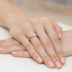 Pierścionek zaręczynowy z żółtego złota z diamentem 0,10ct Fire Of Love BW-450-0,10ct
