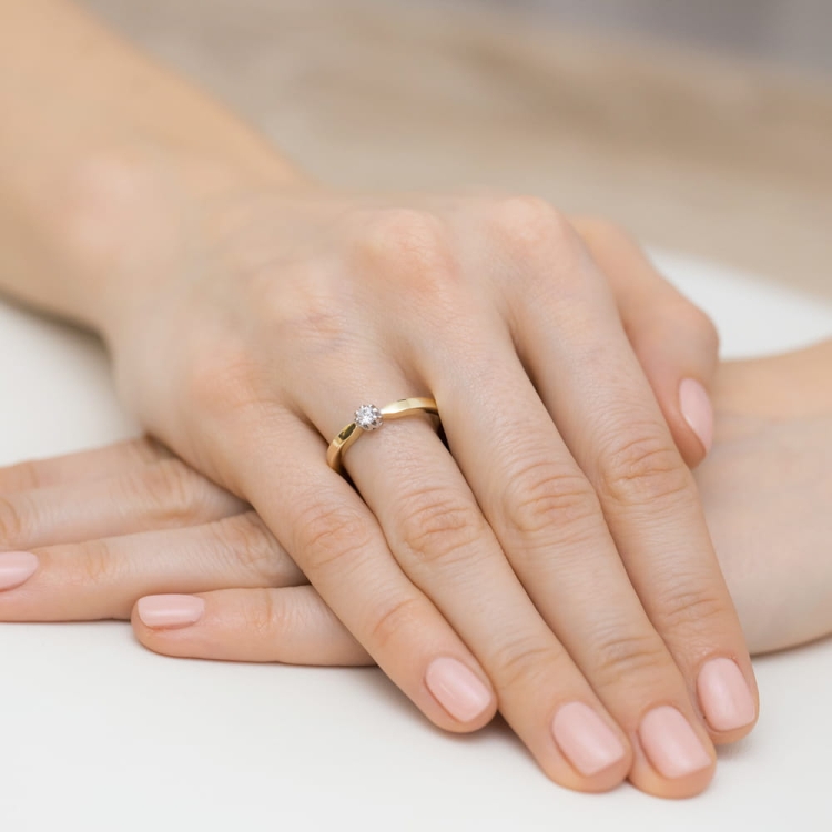 Pierścionek zaręczynowy z żółtego złota z diamentem 0,10ct Fire Of Love BW-450-0,10ct