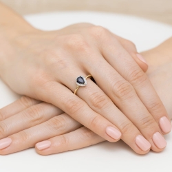 Pierścionek zaręczynowy z żółtego złota z szafirem i diamentami 0,11ct Fire Of Love BW-455