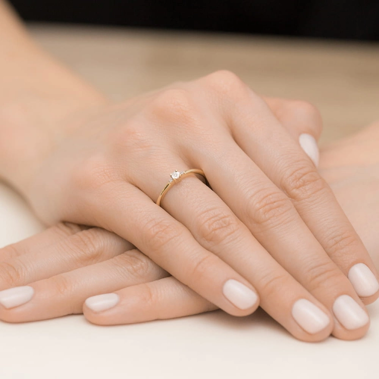 Pierścionek zaręczynowy z żółtego złota z diamentami 0,02ct Fire Of Love BW-464