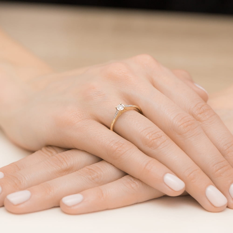Pierścionek zaręczynowy z żółtego złota z diamentami 0,11ct Fire Of Love BW-466