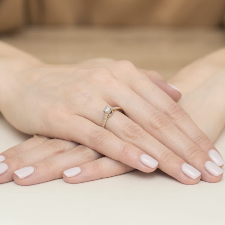 Pierścionek zaręczynowy z żółtego złota z diamentami 0,13ct Fire Of Love BW-474