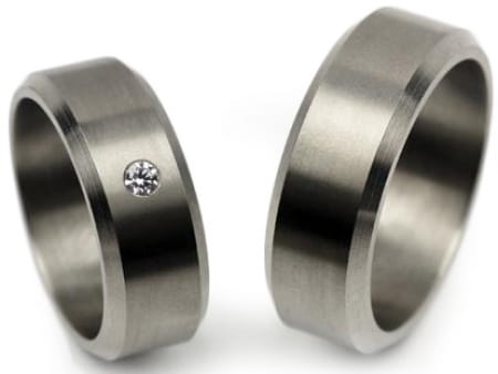 Obrączki ślubne z tytanu fazowane z diamentem 7mm Tytanowe T004