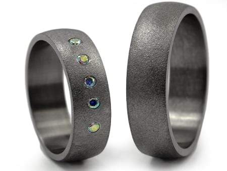 Obrączki ślubne z tytanu półokrągłe z kamieniami Swarovskiego 6mm Tytanowe T019