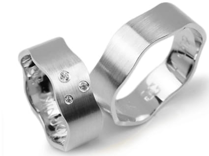 Przejdź do produktu Obrączki ślubne z białego złota płaskie z cyrkoniami 7mm Lux L019 